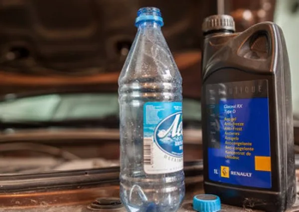 Обслуживание аккумулятора: какую воду можно заливать и как делать это правильно