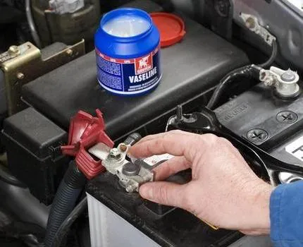 Чем смазывать клеммы аккумулятора при установке
