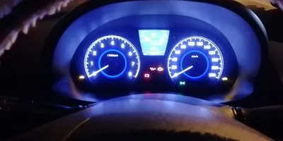 Хендай Солярис загорается аккумулятор значок — причина почему горит индикатор на панели