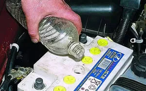 Самостоятельно меняем электролит в АКБ