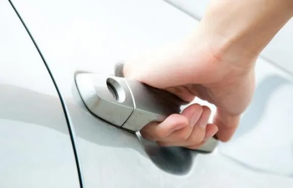 Как открыть Хендай Солярис, если сел аккумулятор