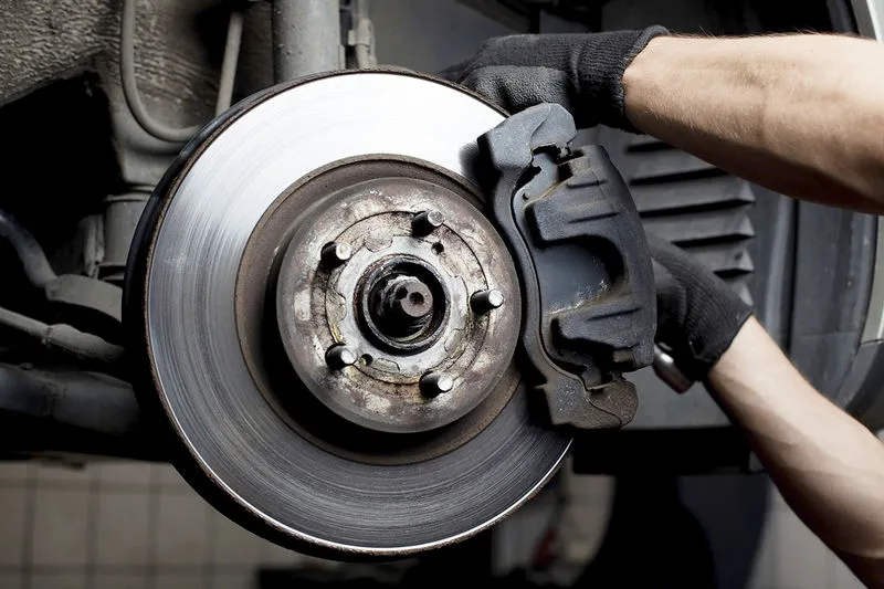 Тормозные колодки и тормозные диски. Признаки неисправностей